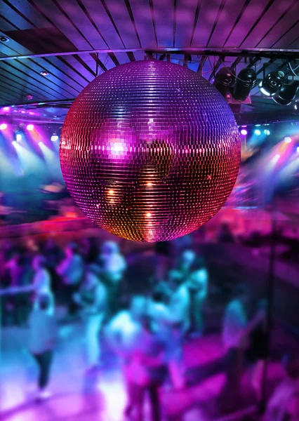 Ballando sotto palla di specchio di discoteca — Foto Stock