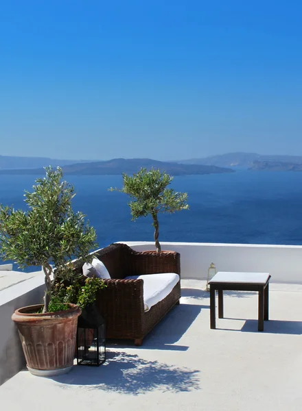 Vakantie terras boven blauwe zee — Stockfoto