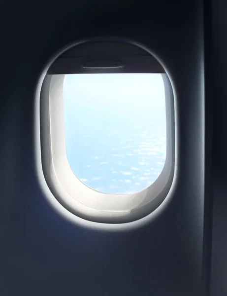Окно салона самолета — стоковое фото