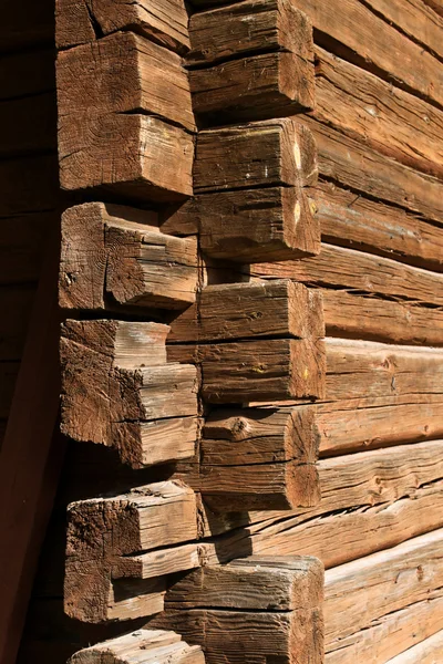 Canto de madeira velha casa log — Fotografia de Stock