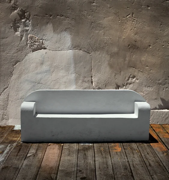 Canapé en pierre plancher en bois — Photo