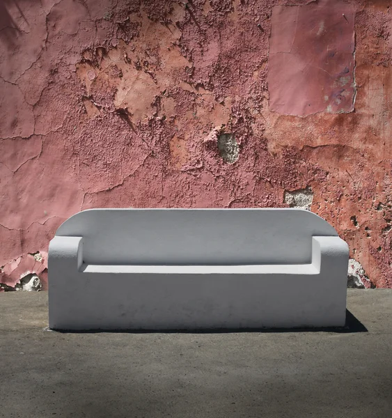 Stenen sofa gebarsten gips muur — Stockfoto