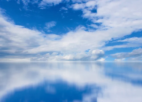 Espejo paisaje nublado — Foto de Stock