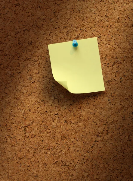 Sarı bir not kağıdına cork — Stok fotoğraf