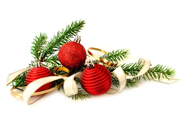 Красные рождественские балы и зеленая ветка — стоковое фото