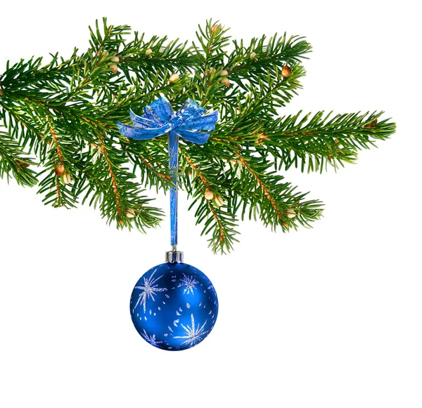 Palla di vetro blu sull'albero di Natale — Foto Stock