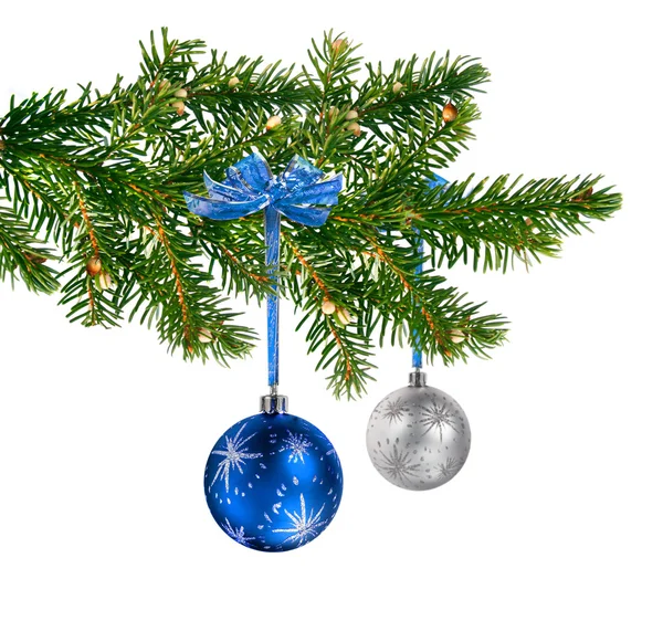 Голубые серебряные стеклянные шарики на елке — стоковое фото