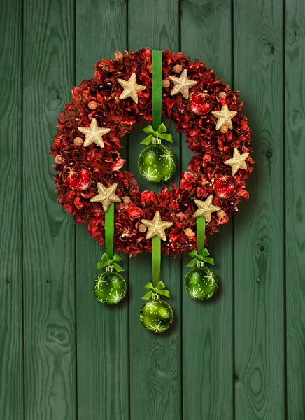 Red Christmas garland on green door — Stock Photo, Image