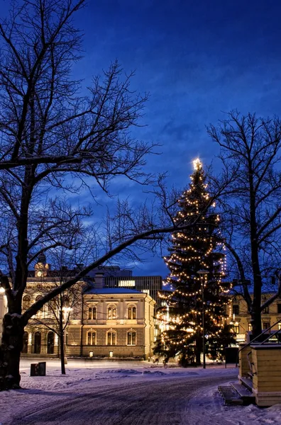 Pohon Natal di pusat kota — Stok Foto