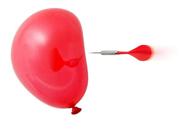 赤い気球をヒットしようダーツします。 — ストック写真