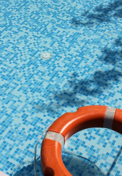 Pool och liv sparare — Stockfoto