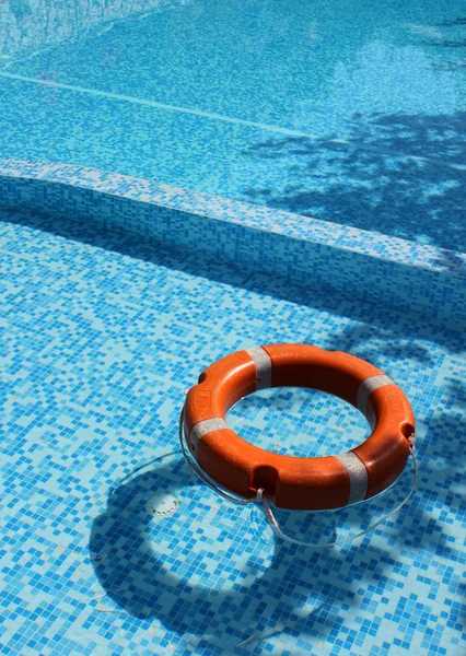 Bazén a život zachránce — Stock fotografie