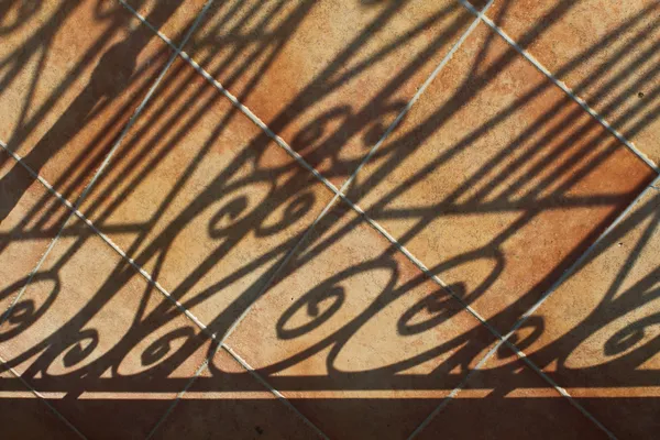 Schatten auf gefliestem Patio — Stockfoto