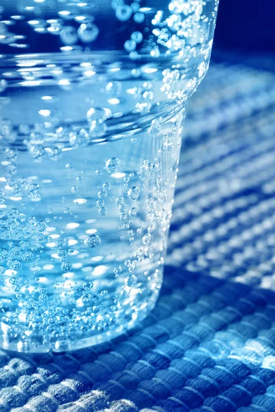 Склянка ігристої води — стокове фото