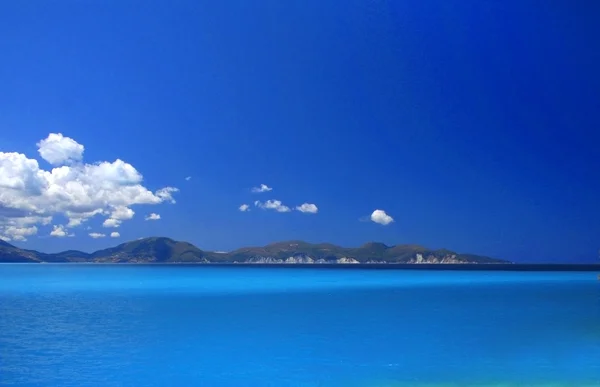 Céu azul mar azul-turquesa — Fotografia de Stock