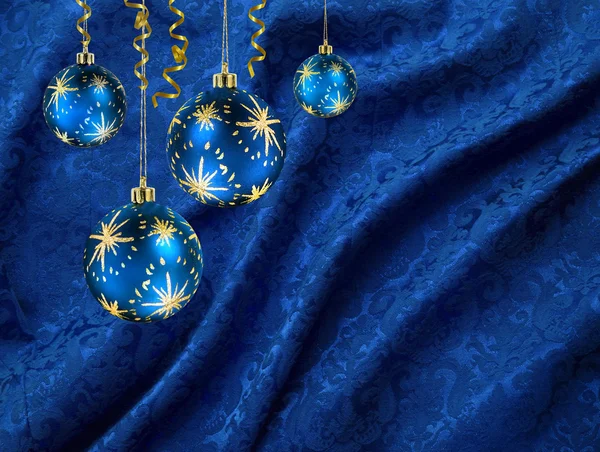 Weihnachtskugeln blauer Vorhang — Stockfoto