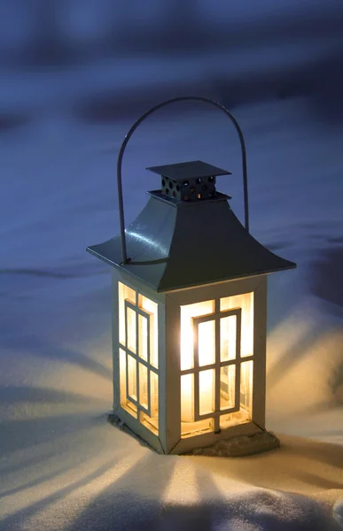 Lanterna de Natal em neve — Fotografia de Stock
