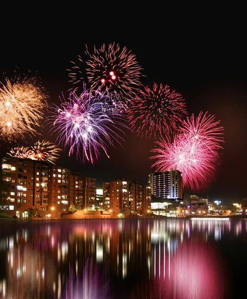 Feuerwerk am Wasser — Stockfoto