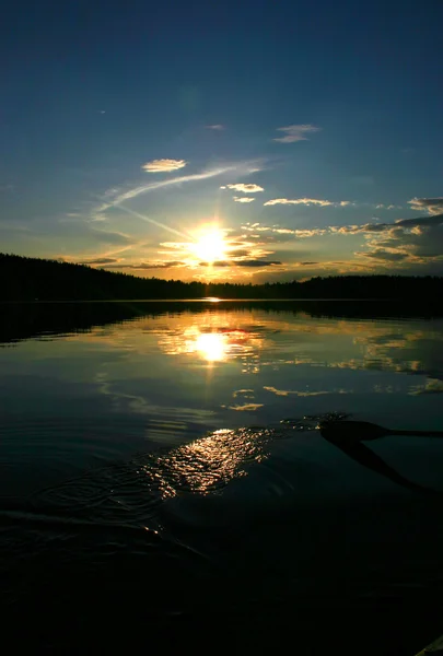 Lago en sol de medianoche — Foto de Stock