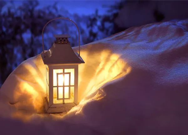 Lanterne dans neige — Photo