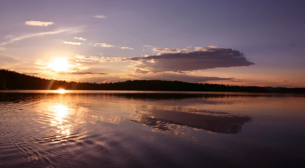 Medianoche sol lago — Foto de Stock