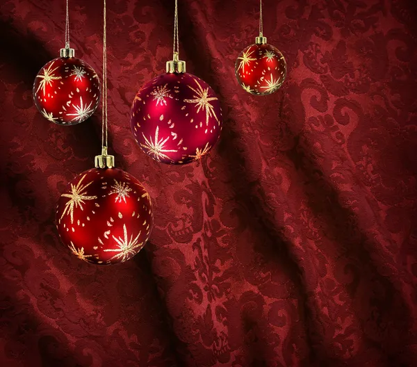 Rood gordijn kerstballen — Stockfoto