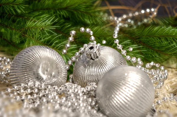Weihnachten silberne Kugeln mit Perlen — Stockfoto