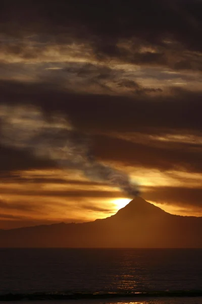 Вулкан просыпается — стоковое фото