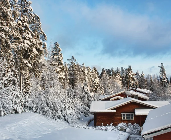 Log σπίτια στο χειμώνα χιονισμένο τοπίο — Φωτογραφία Αρχείου