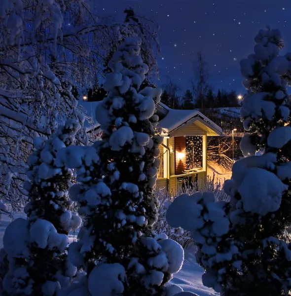 Verlichte huis op besneeuwde Kerst avond — Stockfoto