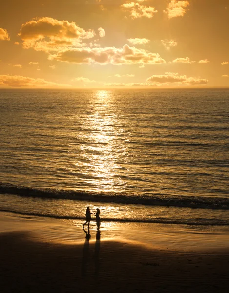 Пара встреч на пляже на закате — стоковое фото