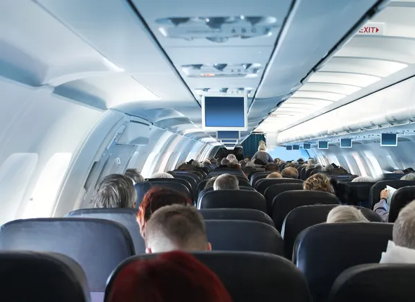 Pasajeros en el interior de la cabina del avión — Foto de Stock