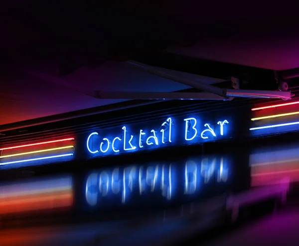 Коктейль бар неоновый знак светится — стоковое фото