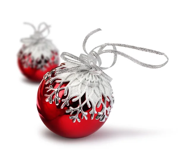 分離された 2 つの赤いクリスマス ボール — ストック写真