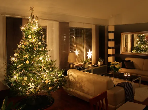 Weihnachtsbaum im modernen Wohnzimmer lizenzfreie Stockbilder