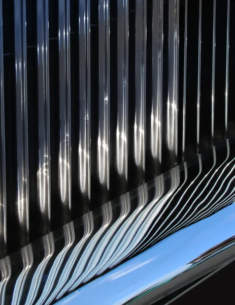 Reflecterende auto grille — Stockfoto