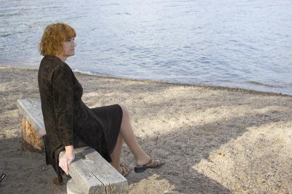 Pensive lady looking at the lake — Stock Photo, Image
