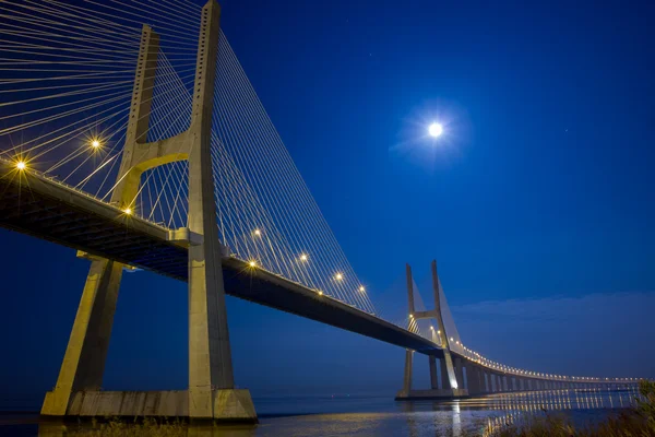 Підвісний міст під місячним сяйвом вночі — стокове фото