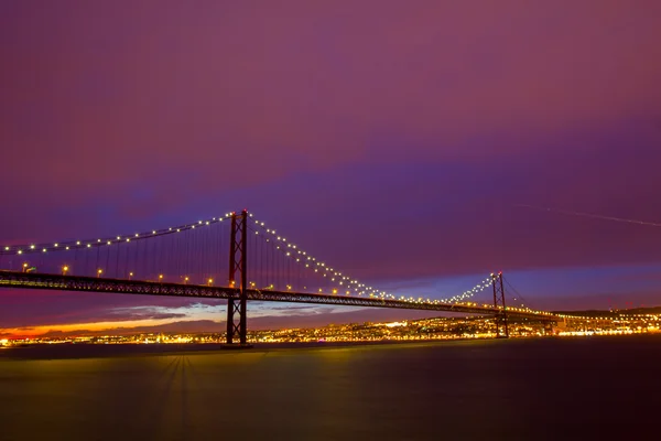 25 de Abril Suspension Bridge in Lisbon at sundown — Stock Photo, Image