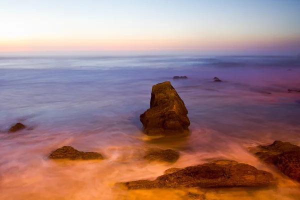 Coucher de soleil sur la côte rocheuse au Portugal — Photo