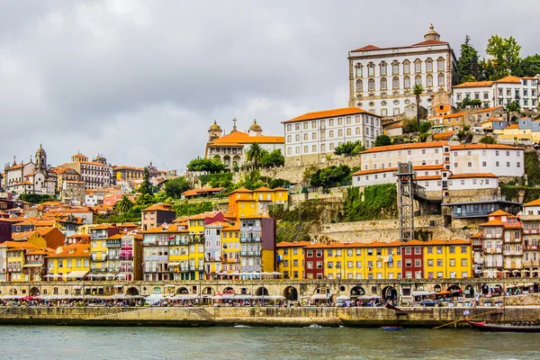 Una vista de la ciudad antigua Oporto — Foto de Stock