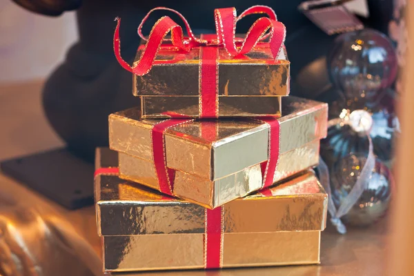 Sarılmış hediyeler — Stok fotoğraf
