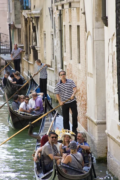 Gondoliers no trabalho em Veneza Itália — Fotografia de Stock