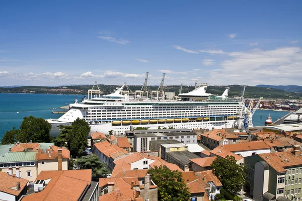 stock image Cruise ship in port