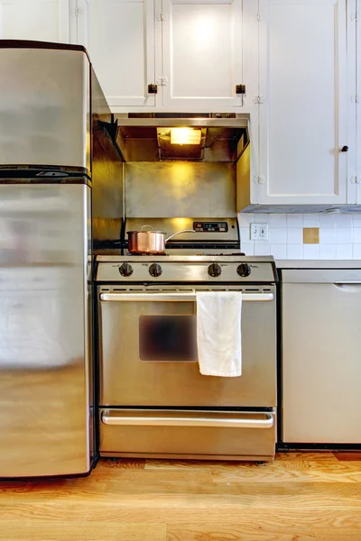 Estufa y nevera en acero inoxidable robar con cocina blanca . — Foto de Stock