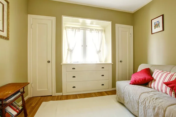 Green bedroom with white doors and dresser. — Stock Photo, Image