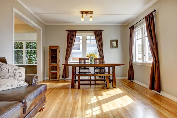 Eetkamer met bruin gordijn en hardhouten vloer. — Stockfoto