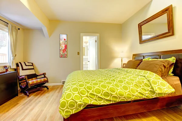 Modernes grünes und beiges Schlafzimmer mit braunem Bett. — Stockfoto