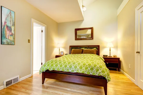 Современная зеленая и бежевая спальня с коричневой кроватью . — стоковое фото