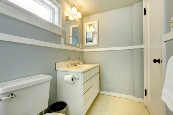 Dormitorio gris simple con gabinete blanco . — Foto de Stock